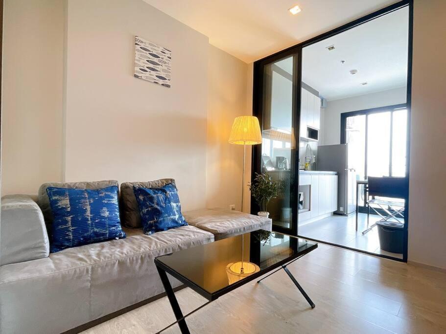 The Base Long Balcony King-bed With Infinity Pool & Free Netflix Apartment *