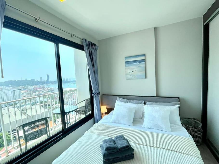 The Base Long Balcony King-bed With Infinity Pool & Free Netflix Apartment