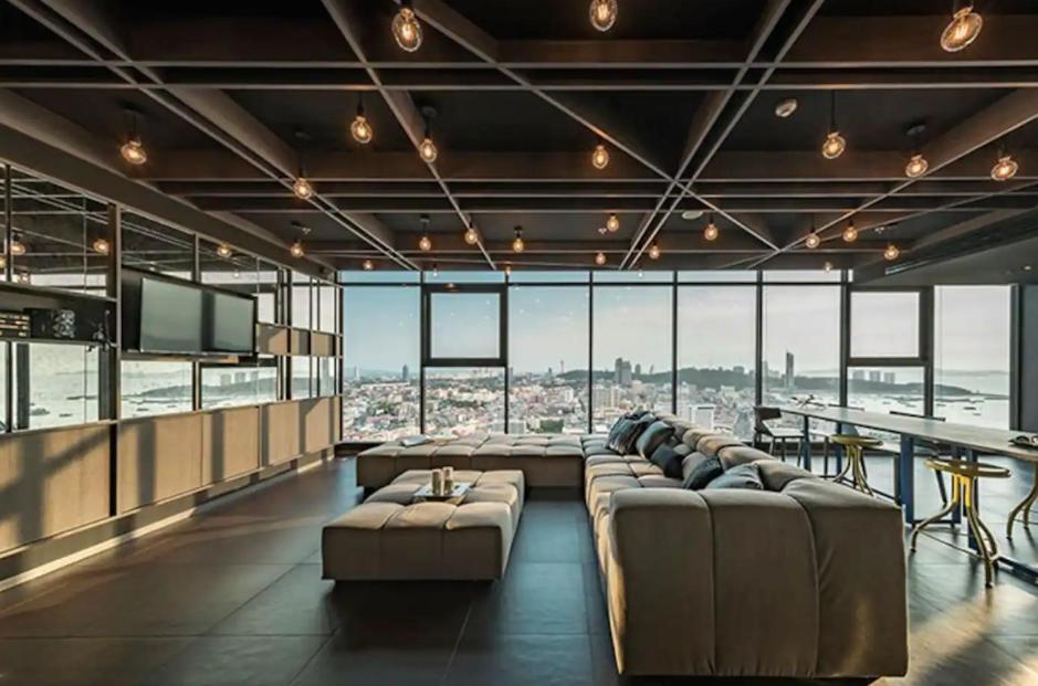 Апартаменты The Base Long Balcony King-bed With Infinity Pool & Free Netflix *