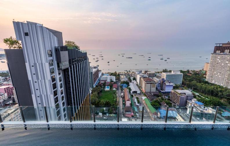 The Base Long Balcony King-bed With Infinity Pool & Free Netflix * Pattaya